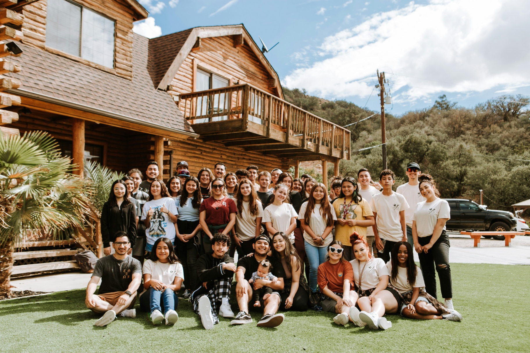 Groupe devant un chalet
