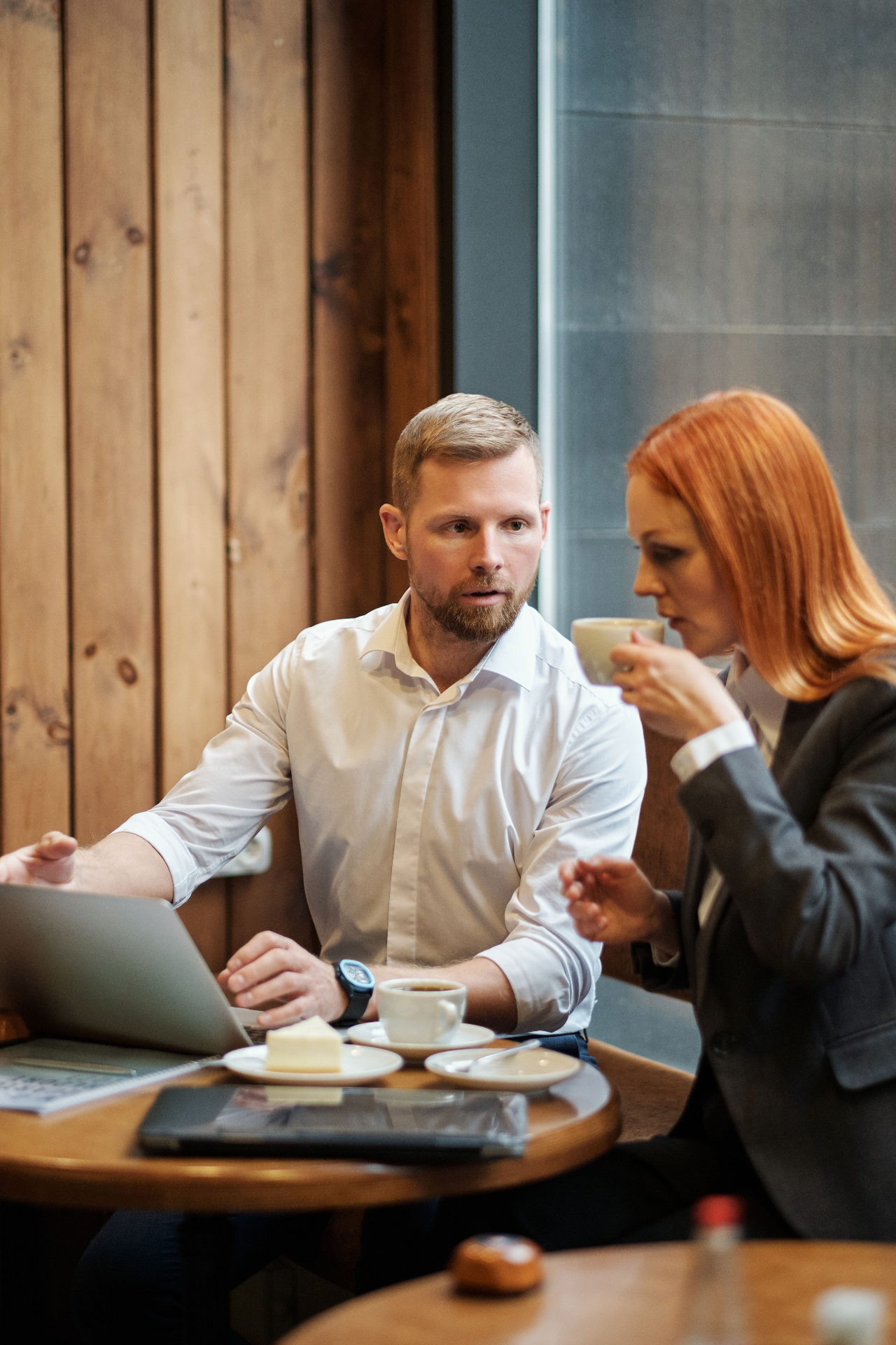 Deux associés en discussion autour d'un café